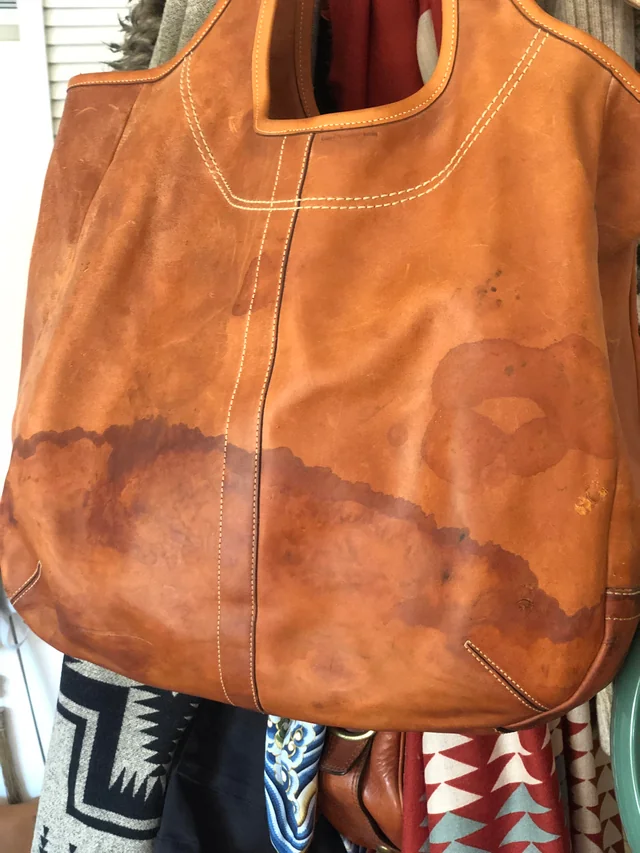 tas kulit yang kebasahan meninggalkan watermark