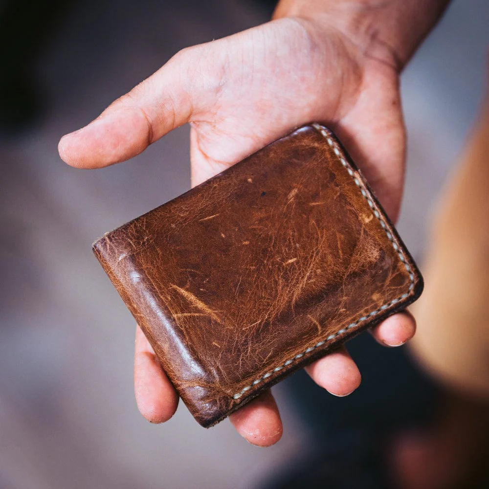 barang kulit berpatina